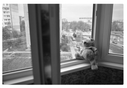 С наступлением весенне-летнего периода следственное управление СК России по Калининградской вновь обращается к гражданам с просьбой не оставлять детей без присмотра в помещении с открытыми окнами